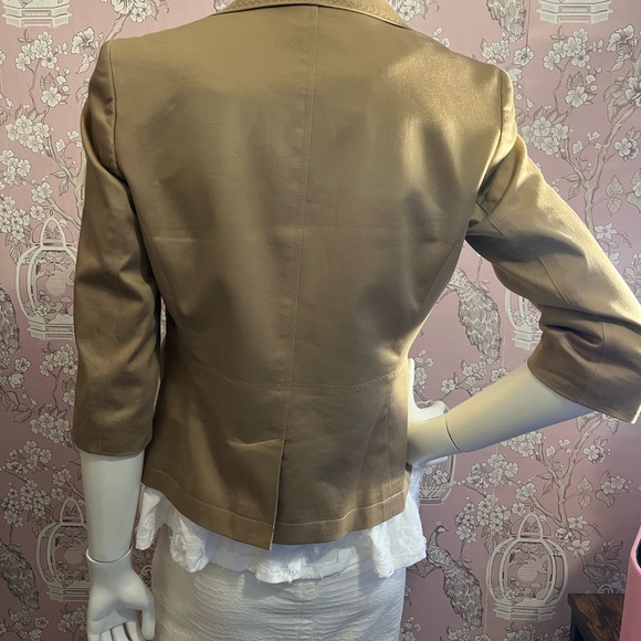 Camel coloured 3/4 length blazer w/front pockets. - Picture 5 of 10